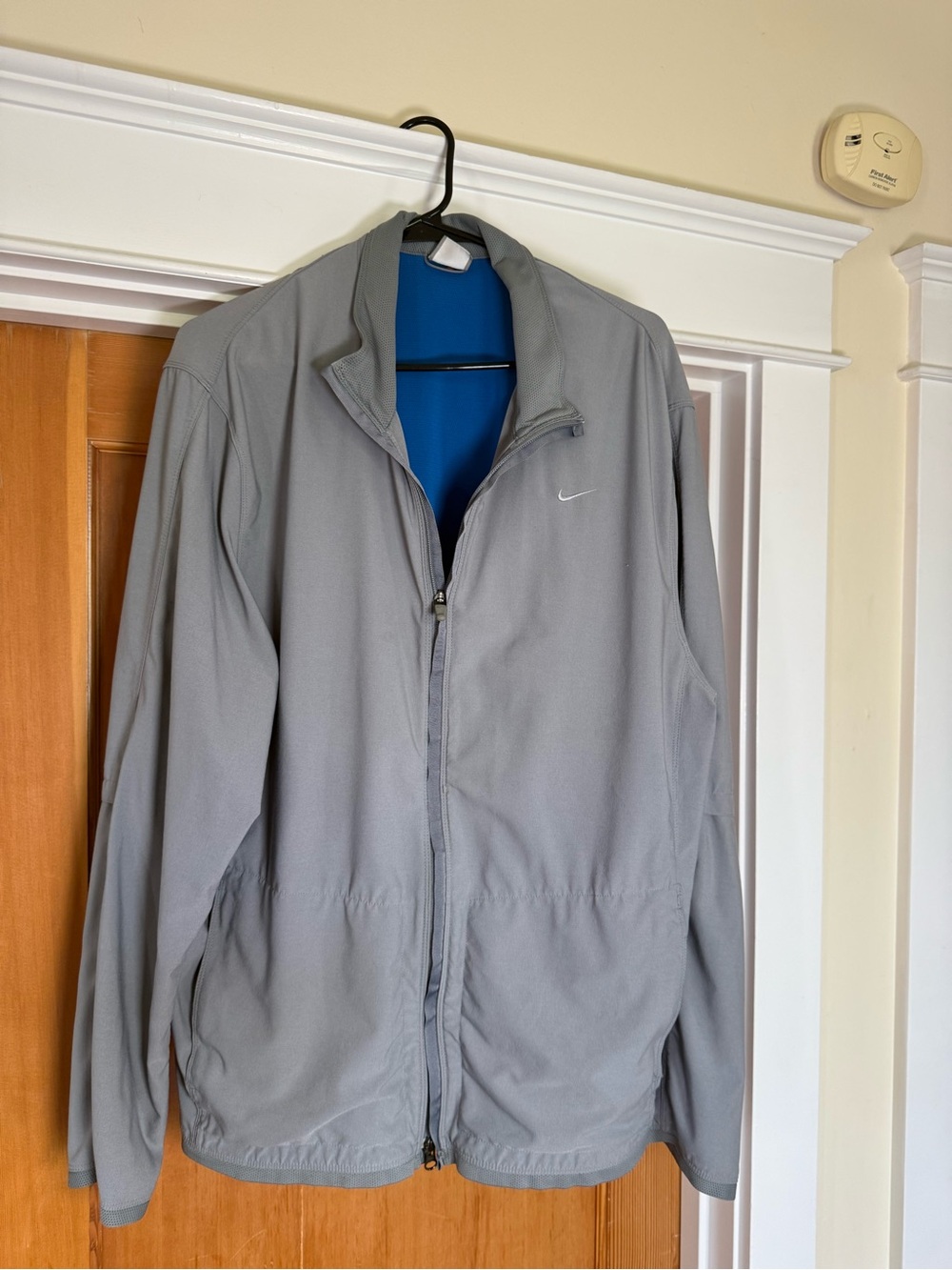 Nike Men’s Light Gray Full-Zip Lightweight Jacket with Blue Interior